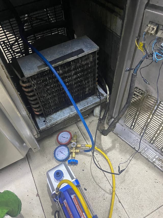Carga de gas refrigerante con bomba de vacío y manómetros