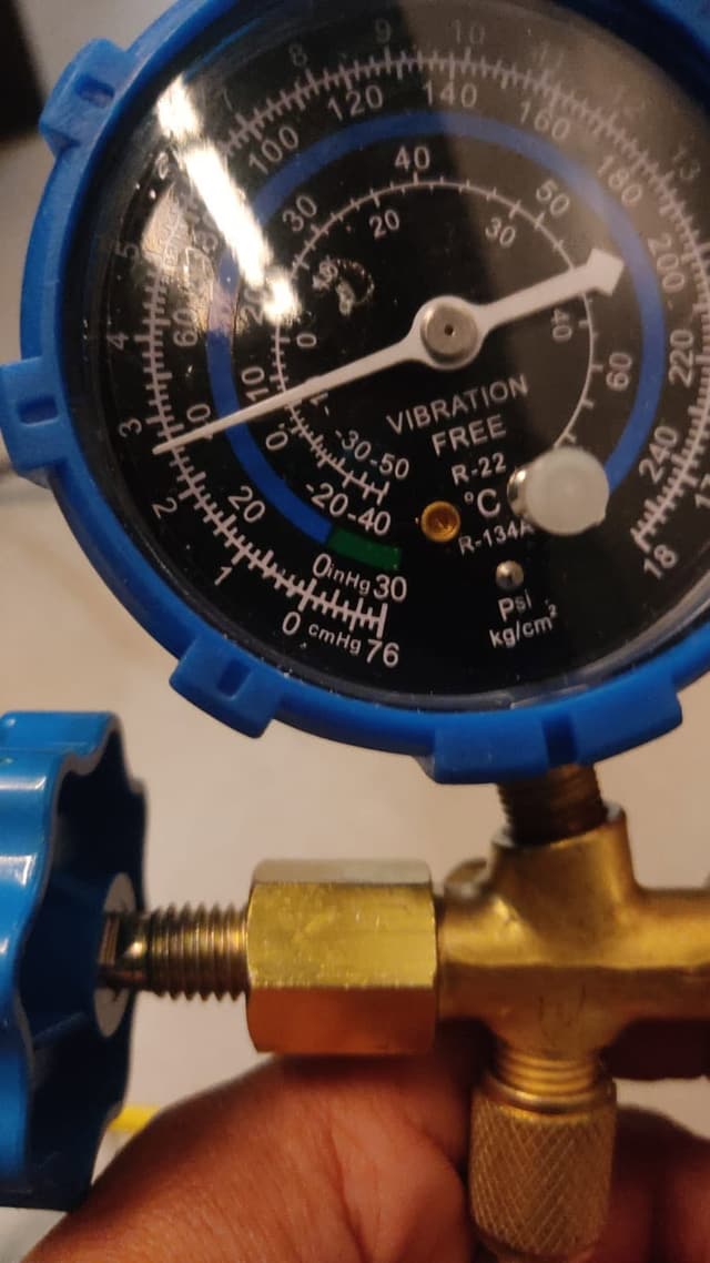 Manómetro midiendo la presión del refrigerante