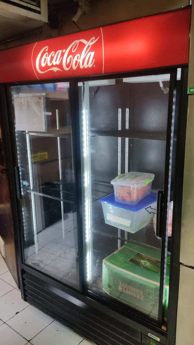 Nevera exhibidora vertical de una puerta de vidrio