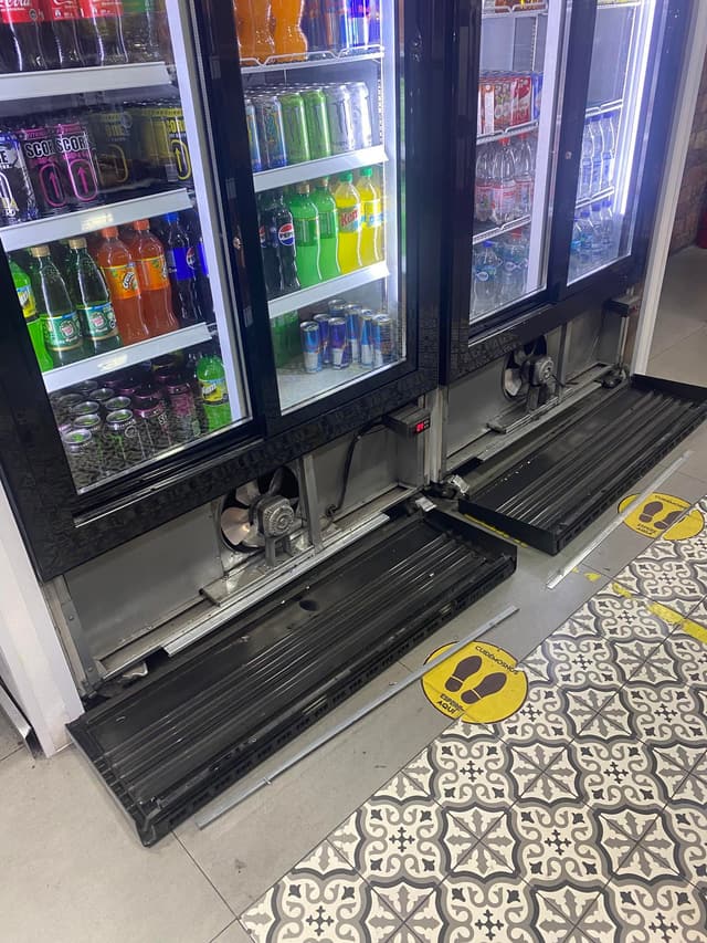 Visicooler doble puerta en una bodega