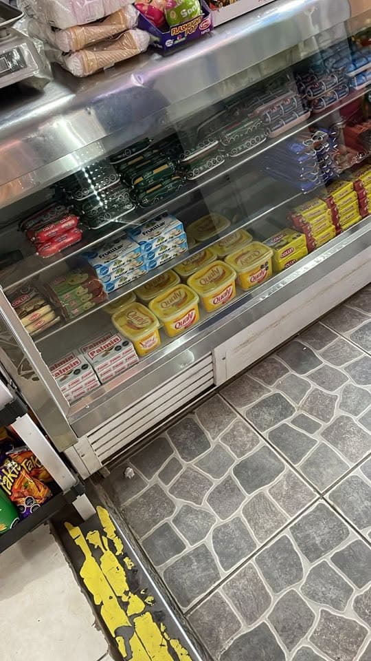Vitrina exhibidora abierta de charcutería y lácteos en un supermercado de Anzoátegui